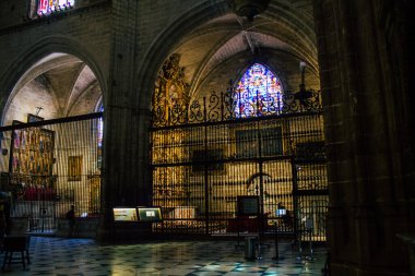 Seville İspanya 10 Ağustos 2021 Santa Maria de Sevilla 'daki Aziz Metropolitan ve Patriksel Katedrali dünyanın en büyük Gotik katedrali.