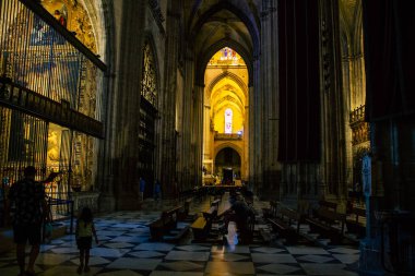 Seville İspanya 10 Ağustos 2021 Santa Maria de Sevilla 'daki Aziz Metropolitan ve Patriksel Katedrali dünyanın en büyük Gotik katedrali.