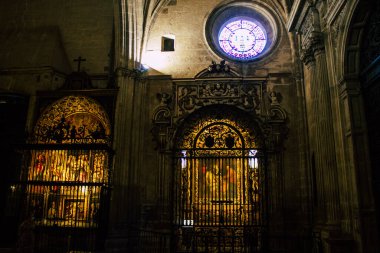 Seville İspanya 10 Ağustos 2021 Santa Maria de Sevilla 'daki Aziz Metropolitan ve Patriksel Katedrali dünyanın en büyük Gotik katedrali.