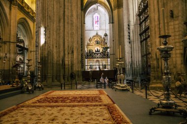 Seville İspanya 10 Ağustos 2021 Santa Mara de Seville 'deki Aziz Metropolitan ve Patriklik Katedrali dünyanın en büyük Gotik katedrali.