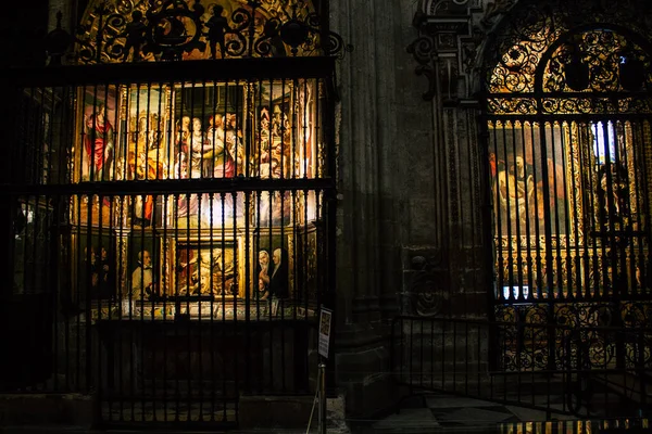 Seville İspanya 10 Ağustos 2021 Santa Maria de Sevilla 'daki Aziz Metropolitan ve Patriksel Katedrali dünyanın en büyük Gotik katedrali.