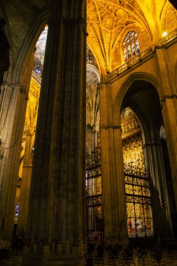 Seville İspanya 10 Ağustos 2021 Santa Maria de Sevilla 'daki Aziz Metropolitan ve Patriksel Katedrali dünyanın en büyük Gotik katedrali.