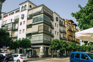 Seville İspanya 10 Ağustos 2021 İspanya 'nın güneyindeki Endülüs Bölgesi' nin başkenti ve sembolik bir şehir olan Sevilla sokaklarında bir binanın cephesi.
