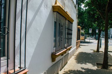 Seville İspanya 10 Ağustos 2021 İspanya 'nın güneyindeki Endülüs Bölgesi' nin başkenti ve sembolik bir şehir olan Sevilla sokaklarında bir binanın cephesi.