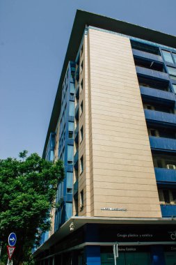 Seville İspanya 10 Ağustos 2021 İspanya 'nın güneyindeki Endülüs Bölgesi' nin başkenti ve sembolik bir şehir olan Sevilla sokaklarında bir binanın cephesi.