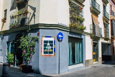 Seville İspanya 10 Ağustos 2021 İspanya 'nın güneyindeki Endülüs Bölgesi' nin başkenti ve sembolik bir şehir olan Sevilla sokaklarında bir binanın cephesi.
