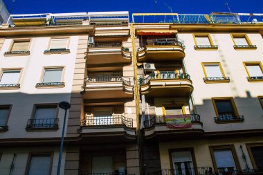 Seville İspanya 10 Ağustos 2021 İspanya 'nın güneyindeki Endülüs Bölgesi' nin başkenti ve sembolik bir şehir olan Sevilla sokaklarında bir binanın cephesi.