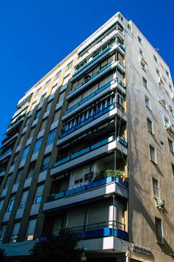 Seville İspanya 10 Ağustos 2021 İspanya 'nın güneyindeki Endülüs Bölgesi' nin başkenti ve sembolik bir şehir olan Sevilla sokaklarında bir binanın cephesi.
