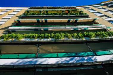 Seville İspanya 10 Ağustos 2021 İspanya 'nın güneyindeki Endülüs Bölgesi' nin başkenti ve sembolik bir şehir olan Sevilla sokaklarında bir binanın cephesi.