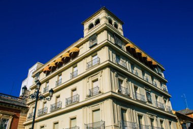 Seville İspanya 10 Ağustos 2021 İspanya 'nın güneyindeki Endülüs Bölgesi' nin başkenti ve sembolik bir şehir olan Sevilla sokaklarında bir binanın cephesi.