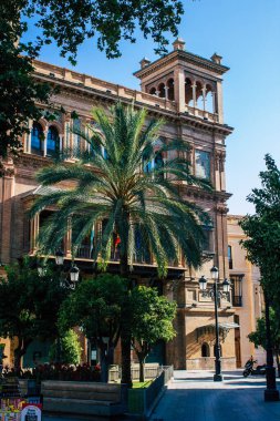 Seville İspanya 10 Ağustos 2021 İspanya 'nın güneyindeki Endülüs Bölgesi' nin başkenti ve sembolik bir şehir olan Sevilla sokaklarında bir binanın cephesi.