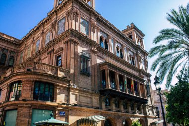 Seville İspanya 10 Ağustos 2021 İspanya 'nın güneyindeki Endülüs Bölgesi' nin başkenti ve sembolik bir şehir olan Sevilla sokaklarında bir binanın cephesi.