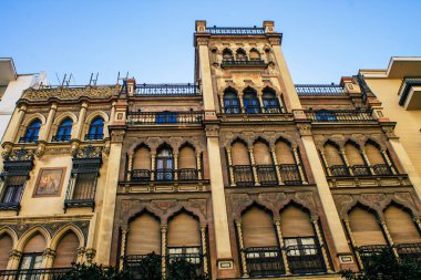 Seville İspanya 10 Ağustos 2021 İspanya 'nın güneyindeki Endülüs Bölgesi' nin başkenti ve sembolik bir şehir olan Sevilla sokaklarında bir binanın cephesi.