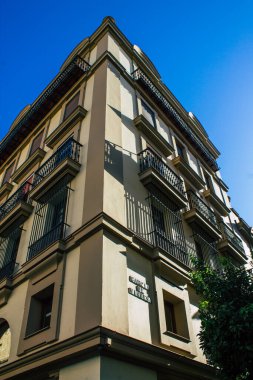 Seville İspanya 10 Ağustos 2021 İspanya 'nın güneyindeki Endülüs Bölgesi' nin başkenti ve sembolik bir şehir olan Sevilla sokaklarında bir binanın cephesi.