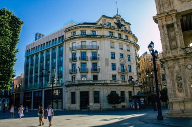Seville İspanya 10 Ağustos 2021 İspanya 'nın güneyindeki Endülüs Bölgesi' nin başkenti ve sembolik bir şehir olan Sevilla sokaklarında bir binanın cephesi.