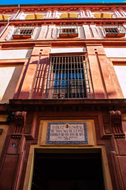 Seville İspanya 10 Ağustos 2021 İspanya 'nın güneyindeki Endülüs Bölgesi' nin başkenti ve sembolik bir şehir olan Sevilla sokaklarında bir binanın cephesi.