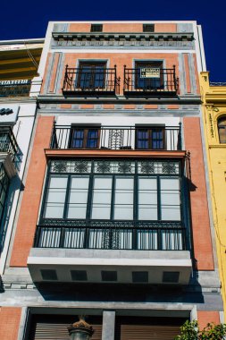 Seville İspanya 10 Ağustos 2021 İspanya 'nın güneyindeki Endülüs Bölgesi' nin başkenti ve sembolik bir şehir olan Sevilla sokaklarında bir binanın cephesi.