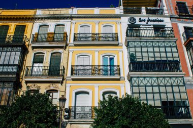 Seville İspanya 10 Ağustos 2021 İspanya 'nın güneyindeki Endülüs Bölgesi' nin başkenti ve sembolik bir şehir olan Sevilla sokaklarında bir binanın cephesi.