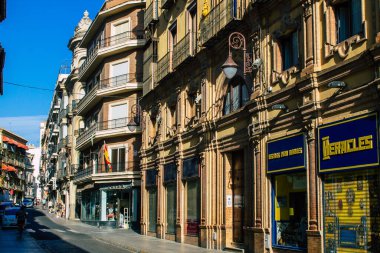Seville İspanya 10 Ağustos 2021 İspanya 'nın güneyindeki Endülüs Bölgesi' nin başkenti ve sembolik bir şehir olan Sevilla sokaklarında bir binanın cephesi.