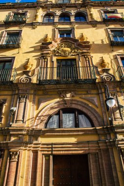 Seville İspanya 10 Ağustos 2021 İspanya 'nın güneyindeki Endülüs Bölgesi' nin başkenti ve sembolik bir şehir olan Sevilla sokaklarında bir binanın cephesi.