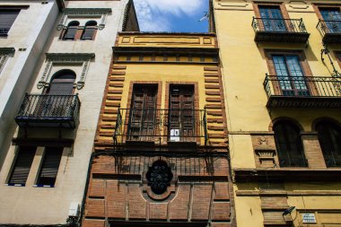 Seville İspanya 10 Ağustos 2021 İspanya 'nın güneyindeki Endülüs Bölgesi' nin başkenti ve sembolik bir şehir olan Sevilla sokaklarında bir binanın cephesi.