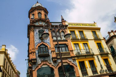 Seville İspanya 10 Ağustos 2021 İspanya 'nın güneyindeki Endülüs Bölgesi' nin başkenti ve sembolik bir şehir olan Sevilla sokaklarında bir binanın cephesi.