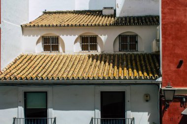 Seville İspanya 10 Ağustos 2021 İspanya 'nın güneyindeki Endülüs Bölgesi' nin başkenti ve sembolik bir şehir olan Sevilla sokaklarında bir binanın cephesi.