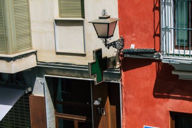 Seville İspanya 10 Ağustos 2021 İspanya 'nın güneyindeki Endülüs Bölgesi' nin başkenti ve sembolik bir şehir olan Sevilla sokaklarında bir binanın cephesi.