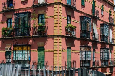Seville İspanya 10 Ağustos 2021 İspanya 'nın güneyindeki Endülüs Bölgesi' nin başkenti ve sembolik bir şehir olan Sevilla sokaklarında bir binanın cephesi.