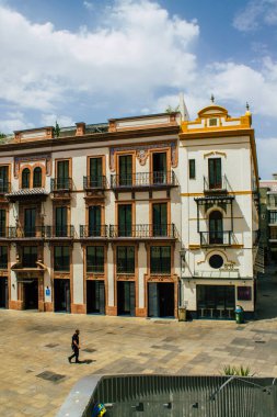 Seville İspanya 10 Ağustos 2021 İspanya 'nın güneyindeki Endülüs Bölgesi' nin başkenti ve sembolik bir şehir olan Sevilla sokaklarında bir binanın cephesi.