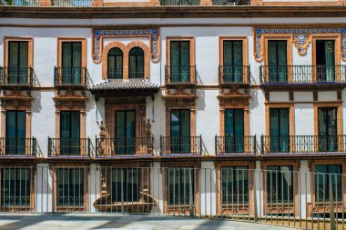 Seville İspanya 10 Ağustos 2021 İspanya 'nın güneyindeki Endülüs Bölgesi' nin başkenti ve sembolik bir şehir olan Sevilla sokaklarında bir binanın cephesi.