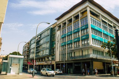 Seville İspanya 10 Ağustos 2021 İspanya 'nın güneyindeki Endülüs Bölgesi' nin başkenti ve sembolik bir şehir olan Sevilla sokaklarında bir binanın cephesi.