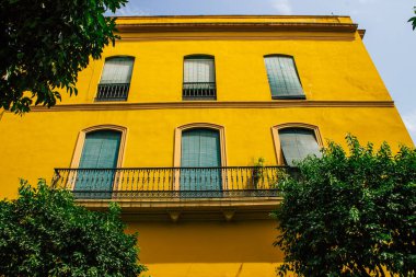 Seville İspanya 10 Ağustos 2021 İspanya 'nın güneyindeki Endülüs Bölgesi' nin başkenti ve sembolik bir şehir olan Sevilla sokaklarında bir binanın cephesi.