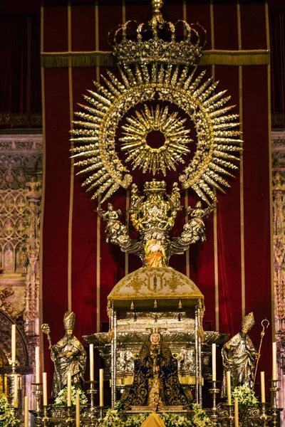 セビリアスペイン2021年8月10日サンタ マリア セビリア大聖堂と大聖堂教会の中で 世界最大のゴシック様式の大聖堂です — ストック写真