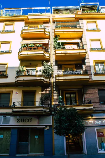 セビリアスペイン2021年8月10日スペイン南部の象徴的な都市とアンダルシア地方の首都セビリアの通りにある建物のファサード — ストック写真