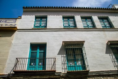 Seville İspanya 10 Ağustos 2021 İspanya 'nın güneyindeki Endülüs Bölgesi' nin başkenti ve sembolik bir şehir olan Sevilla sokaklarında bir binanın cephesi.