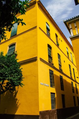 Seville İspanya 10 Ağustos 2021 İspanya 'nın güneyindeki Endülüs Bölgesi' nin başkenti ve sembolik bir şehir olan Sevilla sokaklarında bir binanın cephesi.