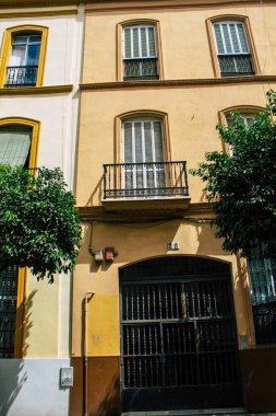 Seville İspanya 10 Ağustos 2021 İspanya 'nın güneyindeki Endülüs Bölgesi' nin başkenti ve sembolik bir şehir olan Sevilla sokaklarında bir binanın cephesi.