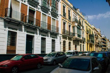 Seville İspanya 10 Ağustos 2021 İspanya 'nın güneyindeki Endülüs Bölgesi' nin başkenti ve sembolik bir şehir olan Sevilla sokaklarında bir binanın cephesi.