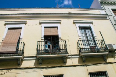 Seville İspanya 10 Ağustos 2021 İspanya 'nın güneyindeki Endülüs Bölgesi' nin başkenti ve sembolik bir şehir olan Sevilla sokaklarında bir binanın cephesi.