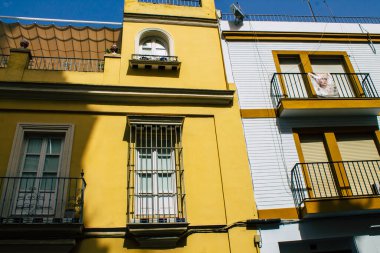 Seville İspanya 10 Ağustos 2021 İspanya 'nın güneyindeki Endülüs Bölgesi' nin başkenti ve sembolik bir şehir olan Sevilla sokaklarında bir binanın cephesi.