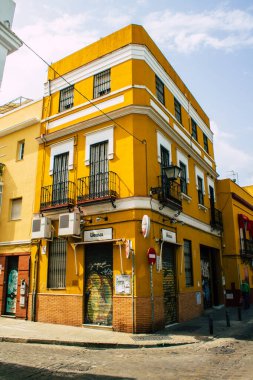Seville İspanya 10 Ağustos 2021 İspanya 'nın güneyindeki Endülüs Bölgesi' nin başkenti ve sembolik bir şehir olan Sevilla sokaklarında bir binanın cephesi.