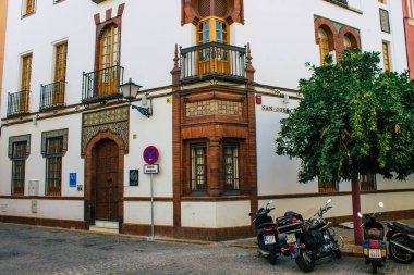 Seville İspanya 10 Ağustos 2021 İspanya 'nın güneyindeki Endülüs Bölgesi' nin başkenti ve sembolik bir şehir olan Sevilla sokaklarında bir binanın cephesi.