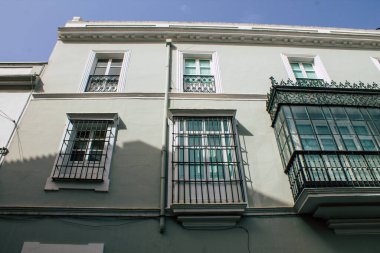 Seville İspanya 10 Ağustos 2021 İspanya 'nın güneyindeki Endülüs Bölgesi' nin başkenti ve sembolik bir şehir olan Sevilla sokaklarında bir binanın cephesi.