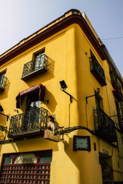 Seville İspanya 10 Ağustos 2021 İspanya 'nın güneyindeki Endülüs Bölgesi' nin başkenti ve sembolik bir şehir olan Sevilla sokaklarında bir binanın cephesi.