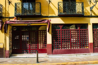 Seville İspanya 10 Ağustos 2021 İspanya 'nın güneyindeki Endülüs Bölgesi' nin başkenti ve sembolik bir şehir olan Sevilla sokaklarında bir binanın cephesi.