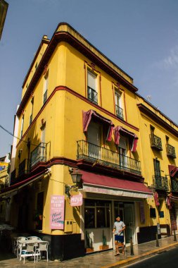 Seville İspanya 10 Ağustos 2021 İspanya 'nın güneyindeki Endülüs Bölgesi' nin başkenti ve sembolik bir şehir olan Sevilla sokaklarında bir binanın cephesi.