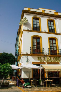 Seville İspanya 10 Ağustos 2021 İspanya 'nın güneyindeki Endülüs Bölgesi' nin başkenti ve sembolik bir şehir olan Sevilla sokaklarında bir binanın cephesi.