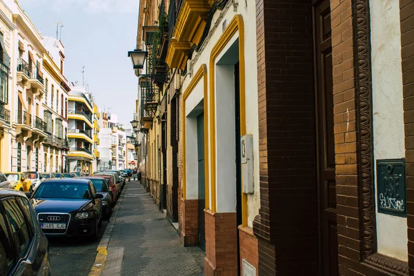 Seville İspanya 10 Ağustos 2021 İspanya 'nın güneyindeki Endülüs Bölgesi' nin başkenti ve sembolik bir şehir olan Sevilla sokaklarında bir binanın cephesi.