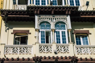 Seville İspanya 10 Ağustos 2021 Seville sokaklarında bir binanın penceresi, sembolik bir şehir ve İspanya 'nın güneyinde Endülüs Bölgesi' nin başkenti.